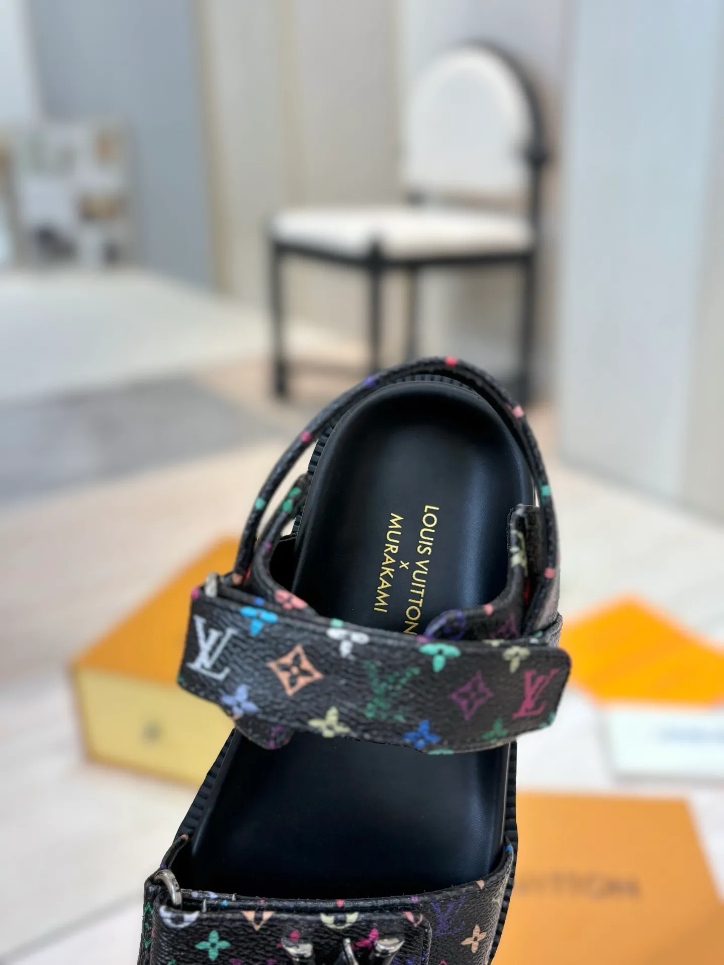 👟👟Ex-factory price 460👟👟 LV 2025 spring and summer new products 🥰 Popular LV donkey brand counters Embossed logo embossed sandals This Pool Pillow Comfort flat sandals are made of technical fabrics and use high-frequency embossing technology to reinterpret the Monogram pattern. Soft padded upper with adjustable Velcro, comfortable and tough insole adds harmonious colors 👍New hard goods, purchasing agent level! Full of high-end feel! A popular model among bloggers at home and abroad, it’s retro and fashionable and looks amazing on your feet! The official website's main recommendation 👍👍 ✅ Upper: waterproof special original fabric ✅ Inner lining: imported mixed sheepskin ✅ Outsole: original molded foam outsole ✅ Number of sizes: women's size 35-45 (women's size 41 men's 38.45, custom-made, non-refundable) ✅ Packaging: full set of drawer boxes ​